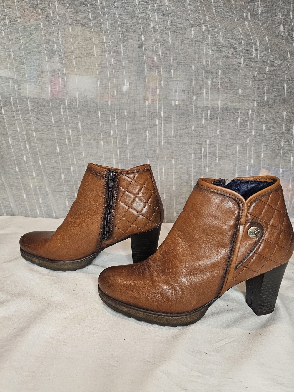 Dorkings By Fluchos Women's Quilted Ankle Heeled Bootie.  Cognac Sz 8/38.